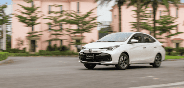 Khám phá các dòng xe Toyota 5 chỗ đáng mua nhất năm 2025 2 Toyota Vios 2025 màu trắng, mẫu xe sedan Toyota 5 chỗ phổ biến.